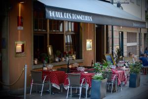 un ristorante con tavoli e sedie di fronte a un edificio di Hotel des Tonneliers a Strasburgo