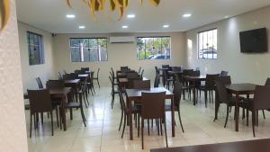 a dining room filled with tables and chairs at APT Superior CABO BRANCO - Ar condicionado nos 2 quartos - Próx a praia de Cabo Branco a UFPB e ao centro de convenções in João Pessoa