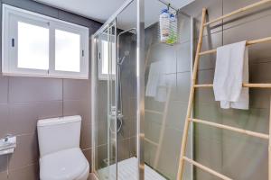 uma casa de banho com um chuveiro e um WC. em À da Avó -The Guesthouse em Faro