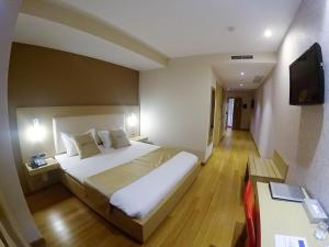 TV a/nebo společenská místnost v ubytování Sky 2 Hotel Tirana