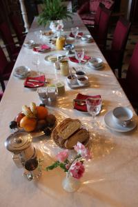 Deux-ChaisesにあるChateau de Longevilleのクッキーなどの食べ物が入った長テーブル
