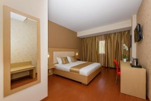 Llit o llits en una habitació de Sky 2 Hotel Tirana