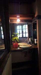 Vaqueros的住宿－Namasté Casa Rural，一个带水槽和盆栽的厨房
