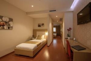 Llit o llits en una habitació de Sky 2 Hotel Tirana