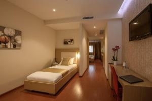 TV a/nebo společenská místnost v ubytování Sky 2 Hotel Tirana