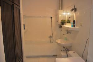 La salle de bains est pourvue de toilettes, d'un lavabo et d'une douche. dans l'établissement Pokoje w cichym mieszkaniu 50m od Rynku, à Wrocław