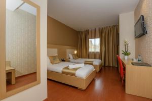 Postel nebo postele na pokoji v ubytování Sky 2 Hotel Tirana