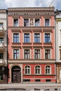 un edificio de ladrillo rojo con una estatua encima en Pokoje w cichym mieszkaniu 50m od Rynku en Breslavia