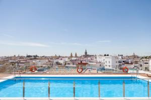 Bazén v ubytování Hotel Don Paco nebo v jeho okolí
