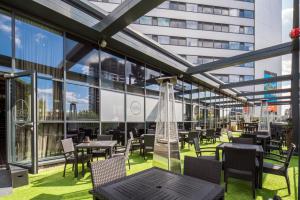 Park Regis Birmingham tesisinde bir restoran veya yemek mekanı