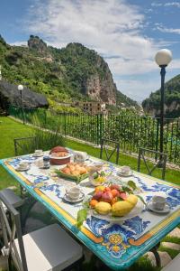 un tavolo con frutta e vista di Villa Pricitella ad Amalfi