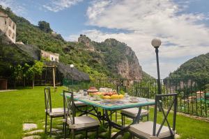 un tavolo con frutta e vista sulle montagne di Villa Pricitella ad Amalfi