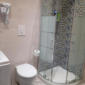 La salle de bains est pourvue d'une douche et de toilettes. dans l'établissement Eden Room, à Margherita di Savoia