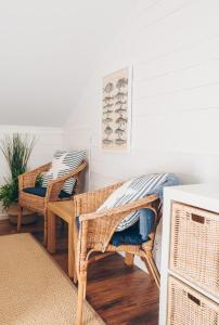 Habitación con 2 sillas de mimbre y mesa. en Skatans Café & Krog en Skatan