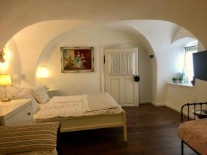 1 dormitorio con 1 cama y 1 mesa en una habitación en Ferienwohnungen Neusiedl am See, en Neusiedl am See