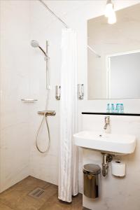 Ett badrum på Hotel Vasa, Sure Hotel Collection by Best Western