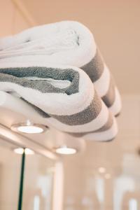 einem Stapel Handtücher, der von einer Decke hängt in der Unterkunft Skatans Café & Krog in Skatan