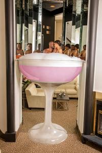 un grupo de hombres en un baño con bañera en Paradise Stream Resort, en Mount Pocono