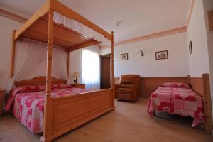 Postel nebo postele na pokoji v ubytování Hotel ai Tre Ponti - Dolomiti