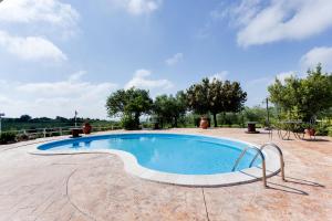 Bazén v ubytování Agriturismo Casale Sasso nebo v jeho okolí