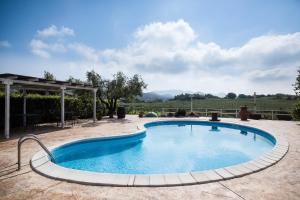Bazén v ubytování Agriturismo Casale Sasso nebo v jeho okolí