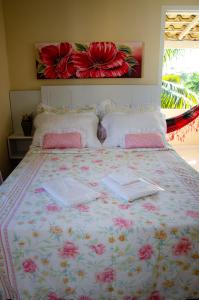 Un dormitorio con una cama con dos libros. en Pousada Luzes de Geribá, en Búzios