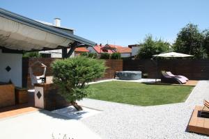 a small backyard with a garden with a fence at Apartmani Fila Varaždin in Varaždin