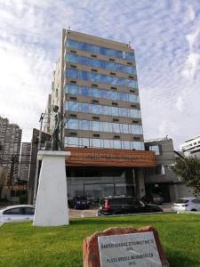 Eine Statue eines Mannes vor einem Gebäude in der Unterkunft Hotel Diego De Almagro Costanera - Antofagasta in Antofagasta