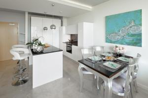 Kuchyňa alebo kuchynka v ubytovaní Apartament Playa Baltis 66 z widokiem na morze