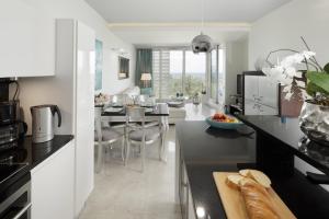 Kuchyňa alebo kuchynka v ubytovaní Apartament Playa Baltis 66 z widokiem na morze