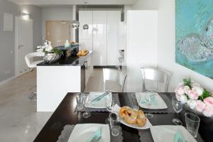 Kuchyňa alebo kuchynka v ubytovaní Apartament Playa Baltis 66 z widokiem na morze