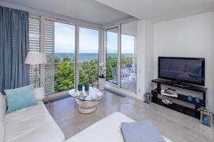 Televízia a/alebo spoločenská miestnosť v ubytovaní Apartament Playa Baltis 66 z widokiem na morze