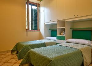 una camera con tre letti di Villa Pricitella ad Amalfi