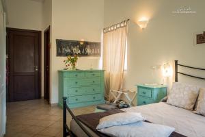 ein Schlafzimmer mit einem Bett mit blauer Kommode und einer Kommode in der Unterkunft Al Podere in Zuccarrello