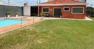 einen Hinterhof mit einem Pool und einem Haus in der Unterkunft Chácara Vô Orlando in Rio Claro