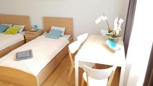 a small room with two beds and a desk at Apartament Miarki 3 in Świnoujście