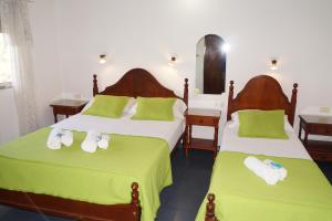 um quarto de hotel com duas camas com toalhas em Hotel Mirasierras em Merlo