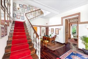 eine Treppe in einem Haus mit einem roten Teppich in der Unterkunft Relais Villa Savarese in Sant'Agnello