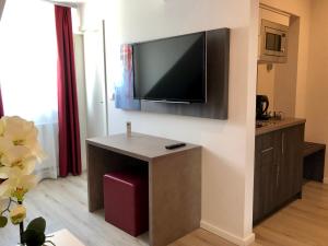 Uma TV ou centro de entretenimento em Star Apart Hotel Sachsenhausen