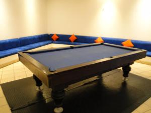 una mesa de billar frente a un sofá azul en Royal Decameron Mompiche - All Inclusive, en Mompiche