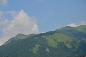 una montaña verde con humo saliendo de ella en Max, en Kolašin