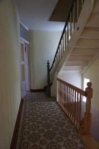 a hallway with a wooden staircase with a stair tread at Fewo TRINA in Bernkastel-Kues