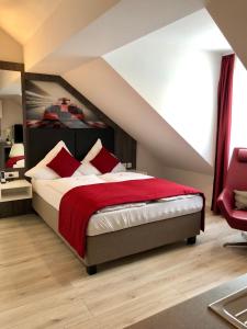 
a bedroom with a bed and a dresser at Star Apart Hotel Sachsenhausen in Frankfurt/Main
