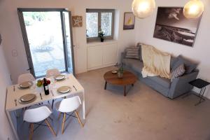 un soggiorno con divano e tavolo di Sunset Villa II a Nea Cryssi Akti