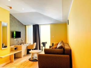 ein Wohnzimmer mit Sofa und Tisch in der Unterkunft Hotel Pierina in Budva