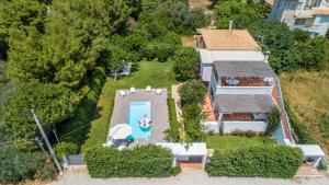 una vista aérea de una casa con piscina en Zen Villa in Schinias en Schinias