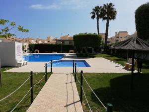 Bazén v ubytování La casa del Buda Cerca de la playa con piscina nebo v jeho okolí + 9 fotografií
