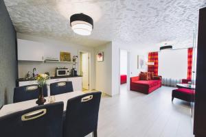 Kuchyň nebo kuchyňský kout v ubytování Derby Apart Hotel