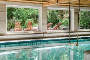uma mulher em uma piscina com um balanço em Landhaus Steiner em Altenmarkt im Pongau