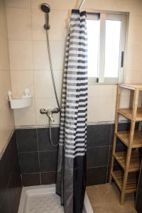 e bagno con doccia con tenda bianca e nera. di Apartamento Mil Palmeras a Pilar de la Horadada Altre 19 foto